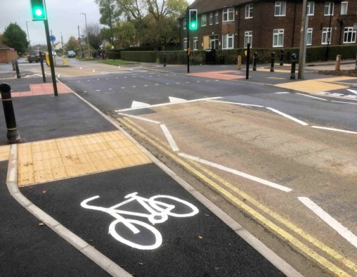 Signalised crossing with raised table